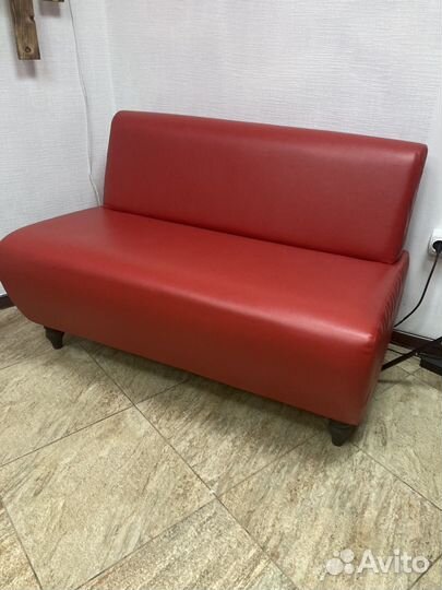 Диван б/у для салона красоты в зону ожидания