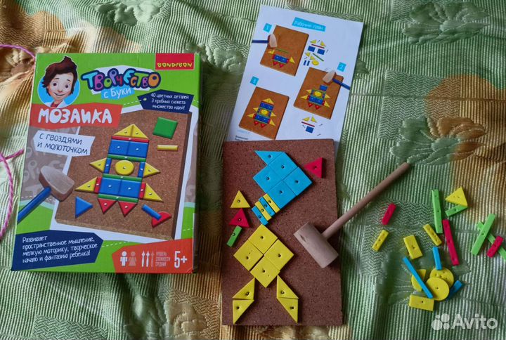 Мозаика с гвоздями и молоточком