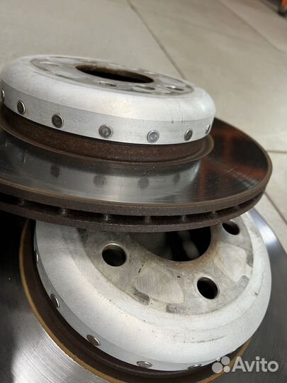 Задние суппорта и диски bmw f10 530D 330мм