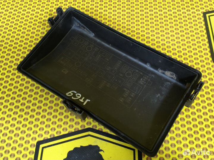 Крышка блока предохранителей под капотом Opel