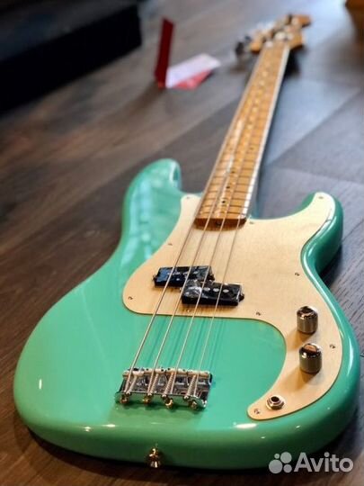 Бас гитара Fender Precision + Аксессуары