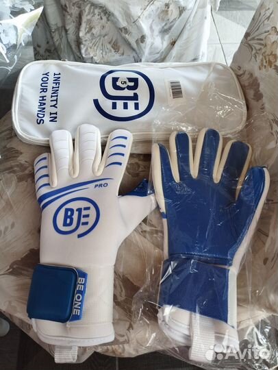 Футбольные вратарские перчатки