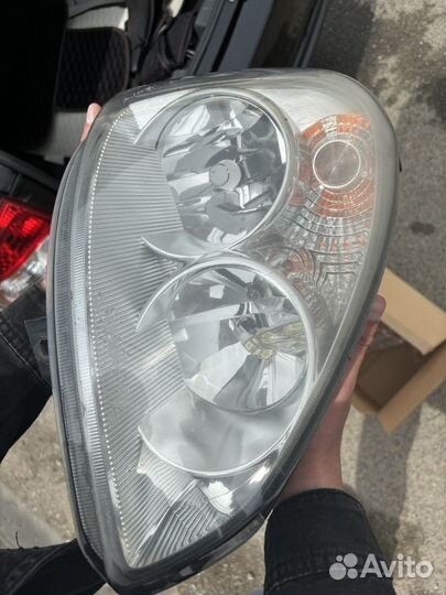Правая передняя фара на Приору