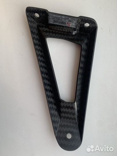 Карбоновый кронштейн глушителя Akrapovic