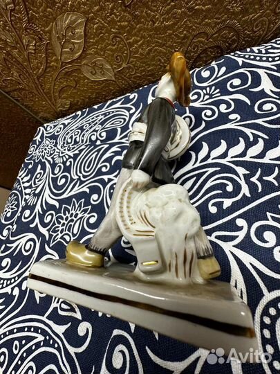 Фарфоровая статуэтка юный электрик