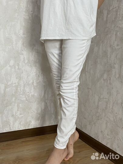 Белые джинсы