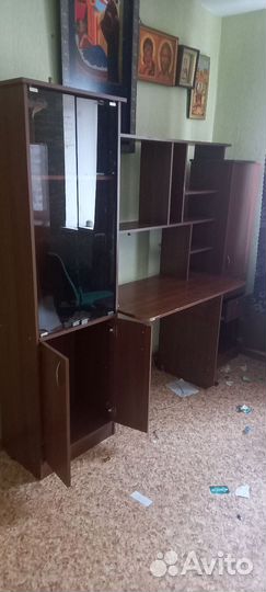 Письменный стол с ящиками и полками