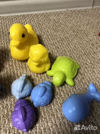 Кубики с игрушками и пирамидой