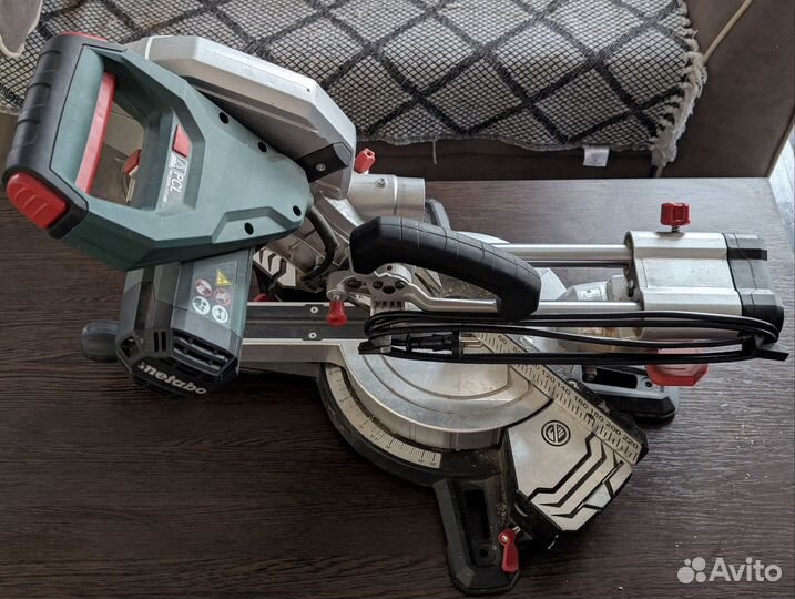 Торцовочная пила с протяжкой Metabo KGS 216 M