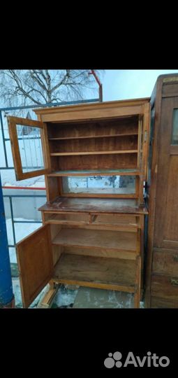Старинный антикварный шкаф буфет