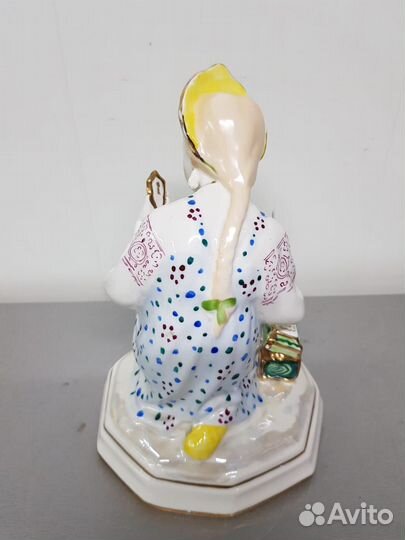 Статуэтка фарфоровая 