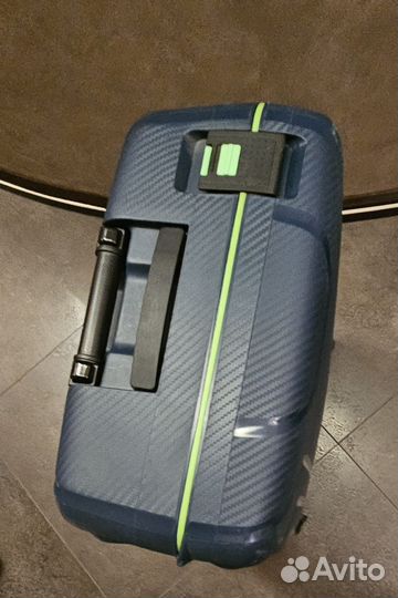 Чемодан на колесах большой пластиковый