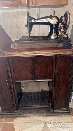 Швейная машинка singer,имеет ножное управление