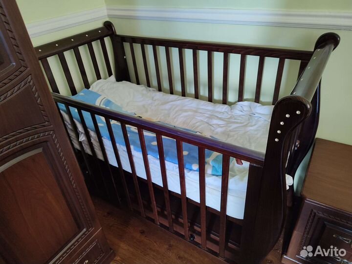 Детская кроватка с маятником и ящиком