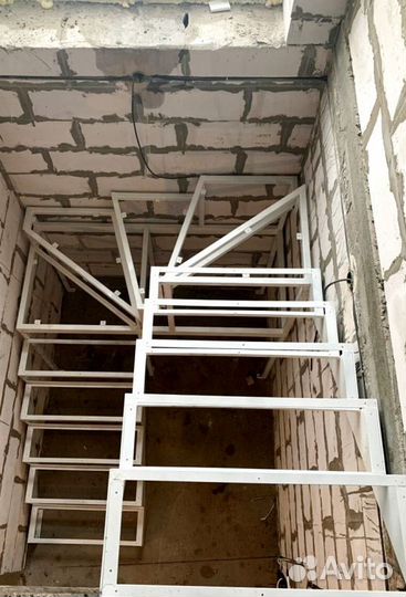 Лестница на металлокаркасе закрытого типа