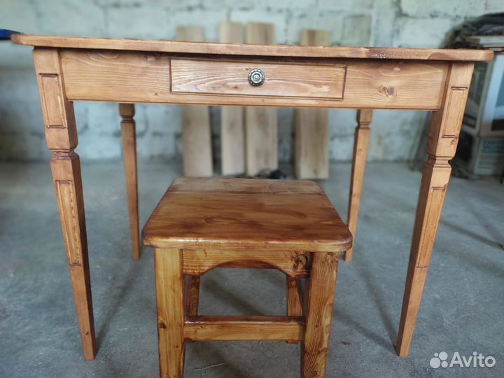 Столик деревянный и табуретки