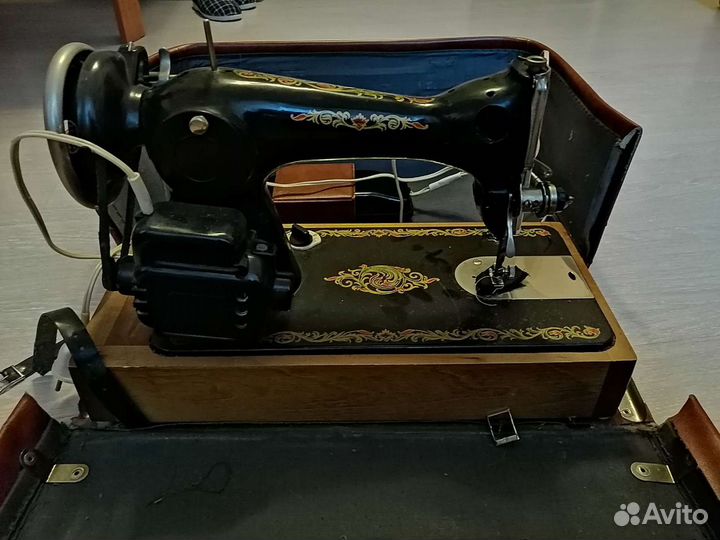 Швейная машинка с ножным управлением в отличном со