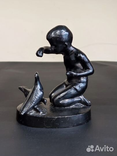 Статуэтка Мальчик кормит голубей Касли 9,5 см