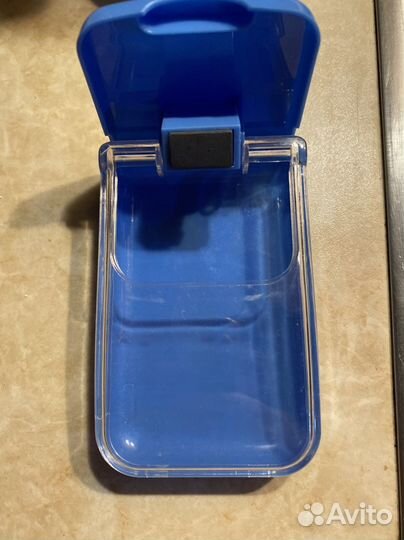 Синий контейнер для канцелярских скрепок