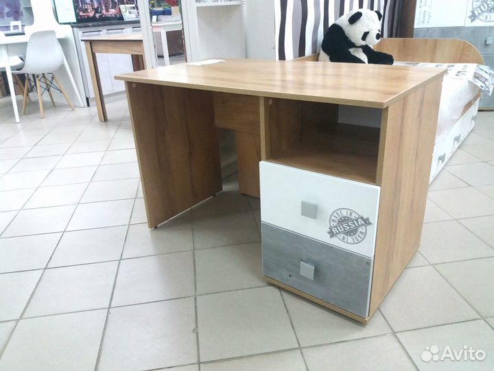 Стол письменный компактный Тренд