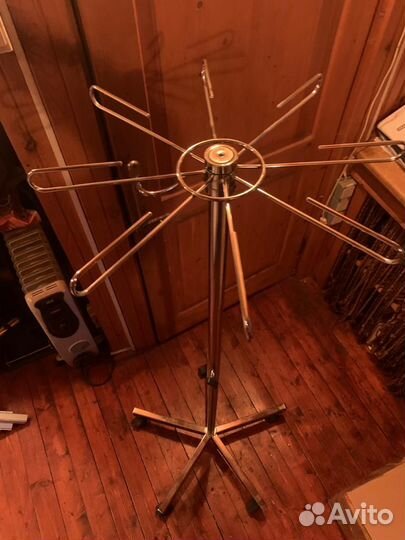 Вешалка напольная для одежды мобильная на колесах