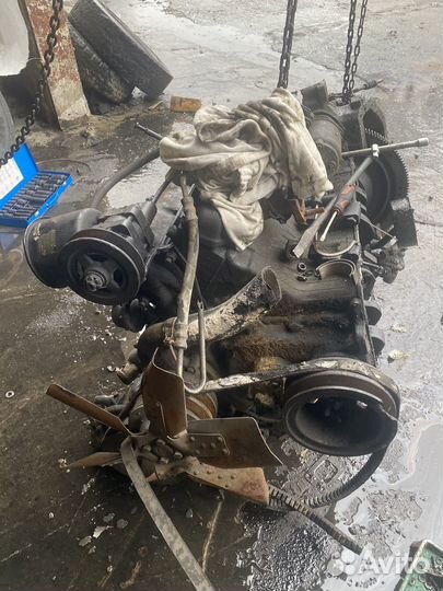 Двигатель с кпп и ком ЗИЛ в разбор по запчастям
