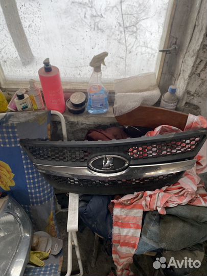 Передняя решётка со значком и хромом largus