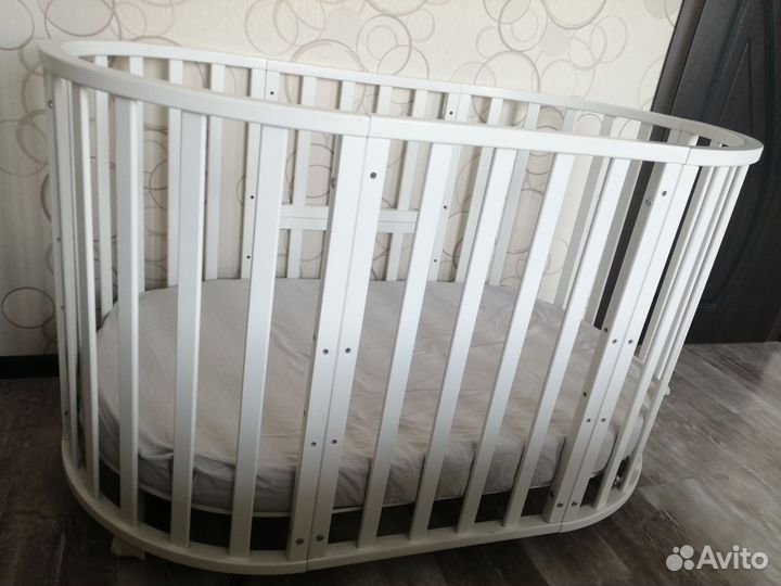 Детская кроватка с маятником круглая