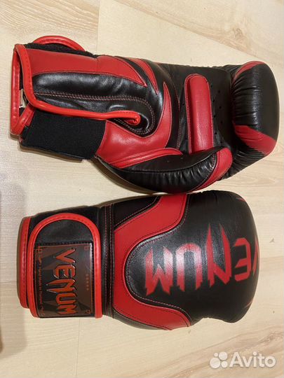 Боксерский шлем Twins и перчатки Venum