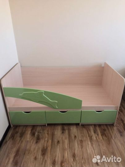 Детская кровать с бортиком и ящиками