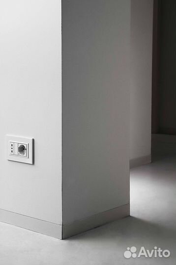 Плинтус алюминиевый