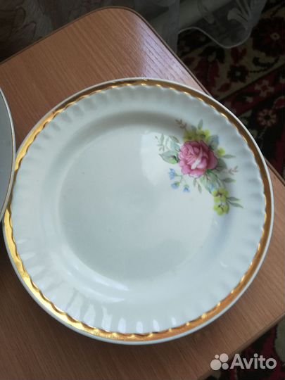 Тарелки, супница, кружки, банка для хранения