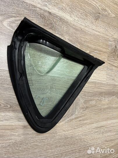 Стекло глухое боковое Seat Leon 2