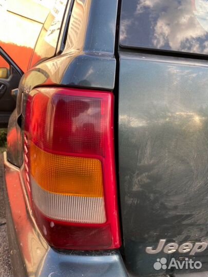 Фонарь в крыло левый Jeep Grand Cherokee WJ 3.1