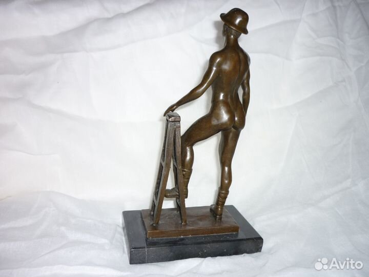 Статуэтка обнаженный юноша 