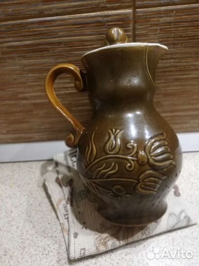 Глиняный кувшин для вина