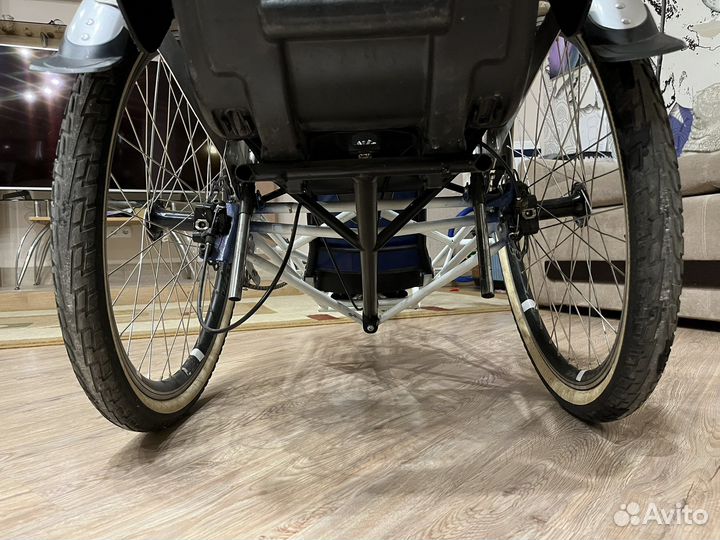 Трехколесный велосипед с детским креслом