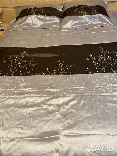 Покрывало на кровать и декоративные подушки