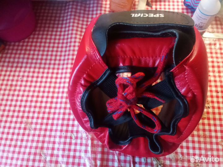 Боксерские перчатки и шлем