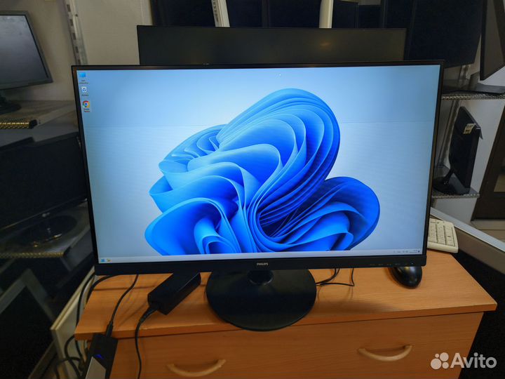 2k монитор Philips с небольшим дефектом