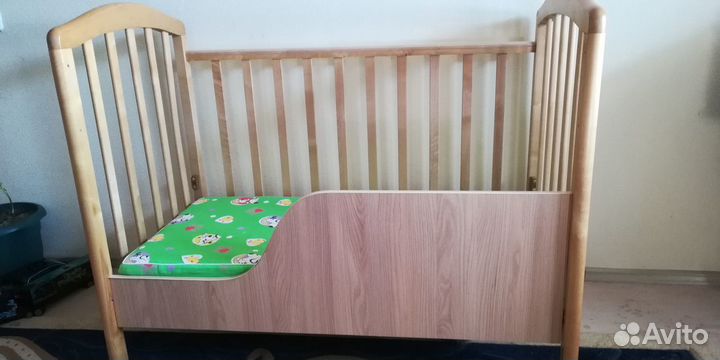 Детская кроватка с маятником