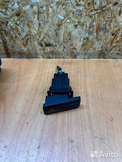 Кнопка аварийной сигнализации Toyota Land Cruiser