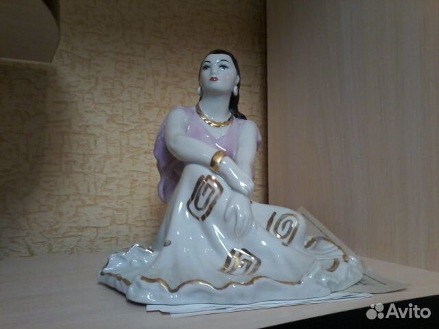 Фарфоровая статуэтка цыганка