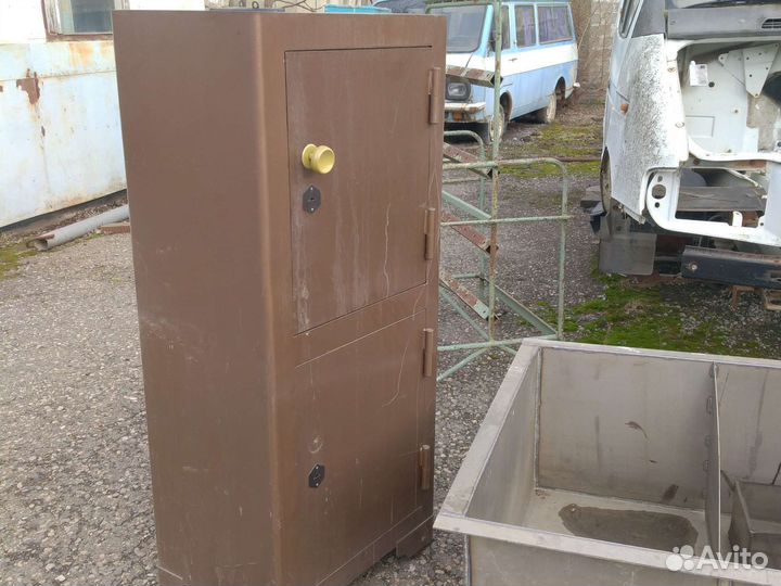 Инвентарь, стеллажи, сейфы