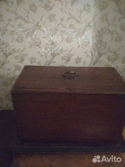 Ручная антикварная швейная машинка 