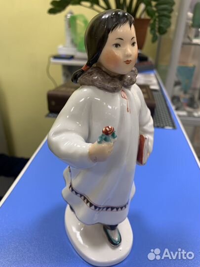 Статуэтка якутка с цветком