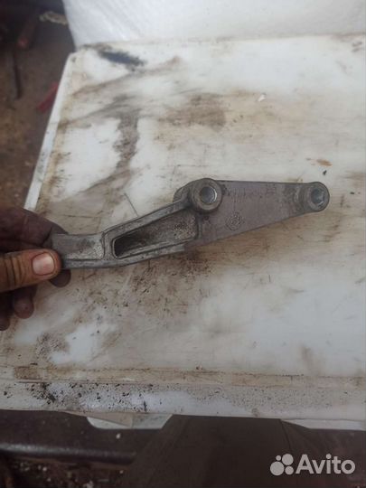 Кронштейн генератора Chrysler Stratus 2.5