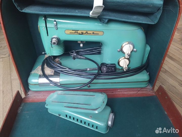 Швейная машина 