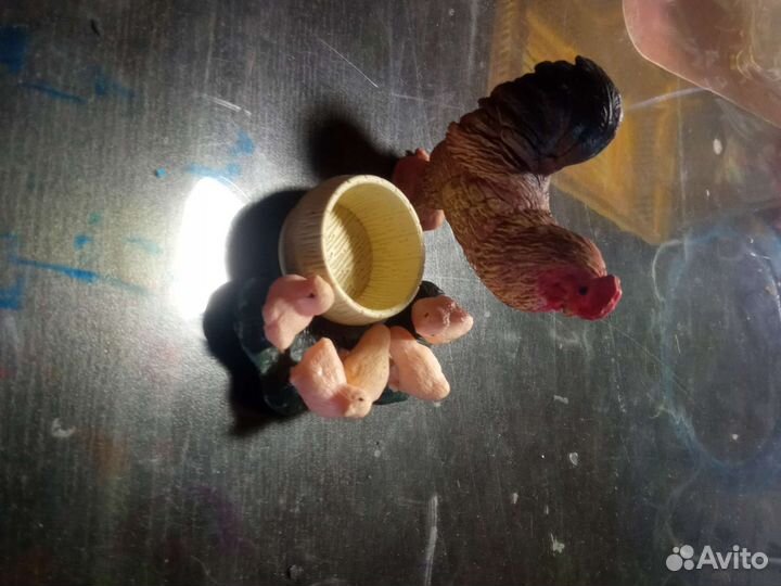 Игрушечные кошки, гуси, куры