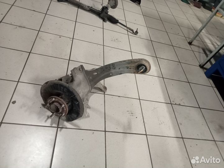 Задний кулак в сборе со ступицей левый Мазда 3 бк